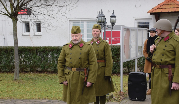 Pietny akt položenia vencov na pamätník 28.1.2023