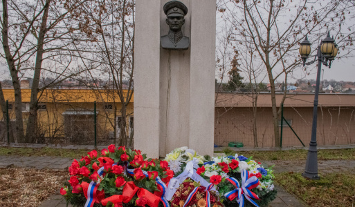 Pietny akt položenia vencov na pamätník 28.1.2023 Klub vojenskej histórie a strelecký klub Vráble zorganizoval pri pamätníku generála Jána Goliana dňa 28.1.2023 spoločenské podujatie - pietny akt položenia vencov na pamätník.